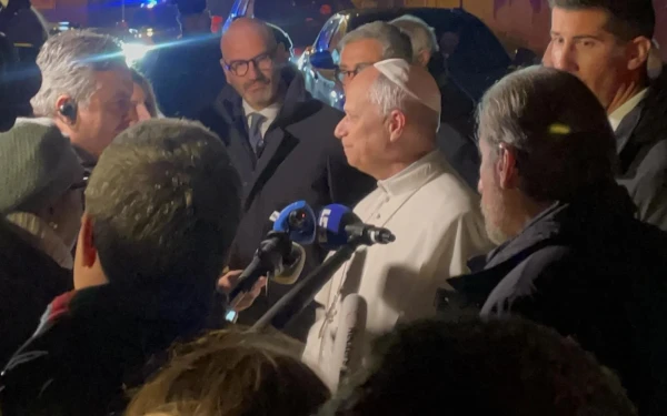 El Papa León XIV habla con la prensa en Castel Gandolfo, el 9 de diciembre de 2025. Crédito: Zofia Czubak/CNA.