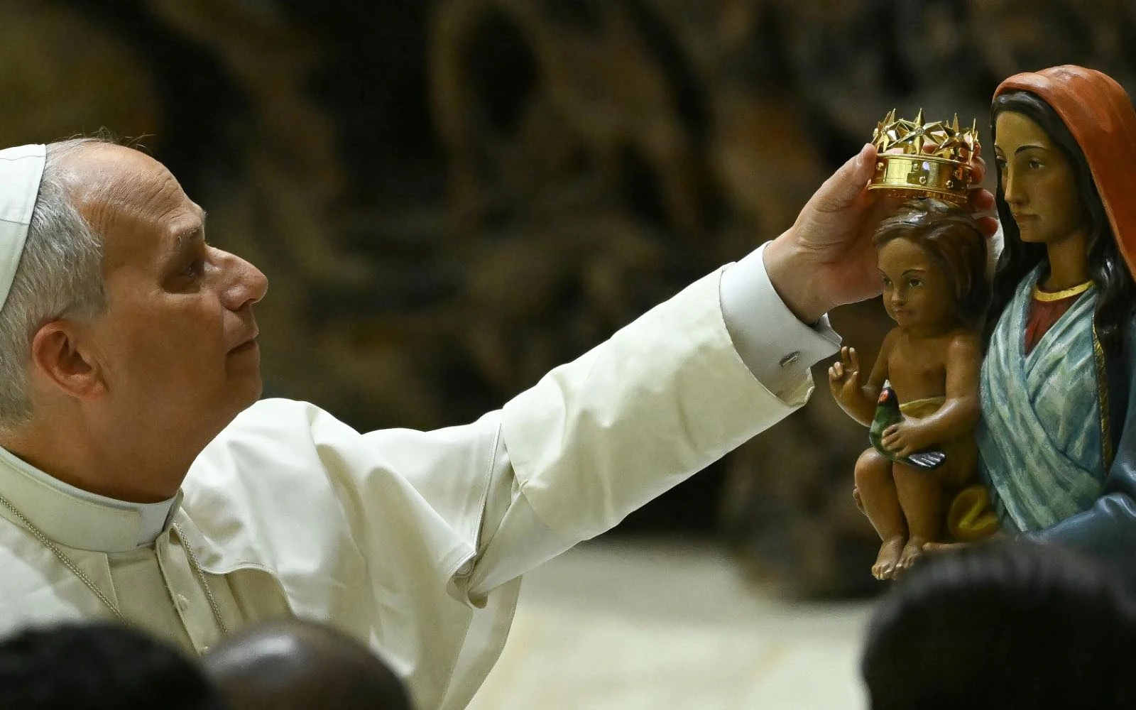 El Papa León XIV coloca una corona sobre la Virgen de los Sinti, Romaníes y Caminantes durante la audiencia del Jubileo de los Romaníes, Sinti y Caminantes en el Aula Pablo VI del Vaticano el 18 de octubre de 2025.?w=200&h=150