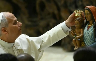 El Papa León XIV coloca una corona sobre la Virgen de los Sinti, Romaníes y Caminantes durante la audiencia del Jubileo de los Romaníes, Sinti y Caminantes en el Aula Pablo VI del Vaticano el 18 de octubre de 2025. Crédito: Filippo Monteforte/AFP vía Getty Images.