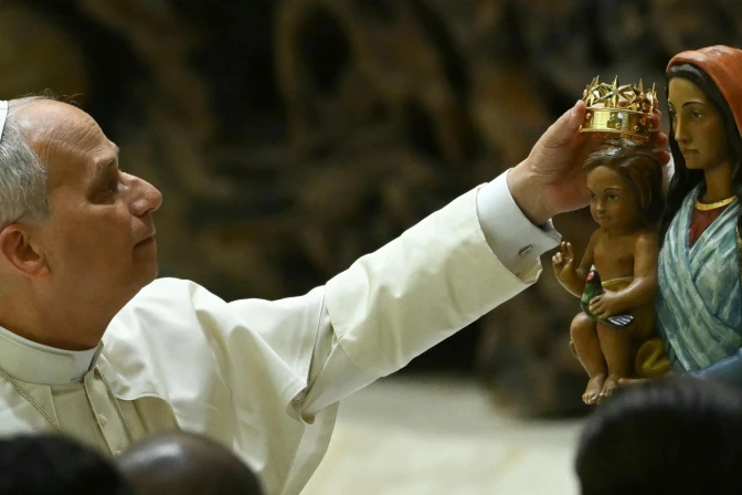 El Papa León XIV corona a la Virgen de los Sinti, Romaníes y Caminantes