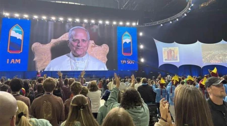 Papa León XIV habla a jóvenes durante un encuentro digital en el Lucas Oil Stadium de Indianápolis