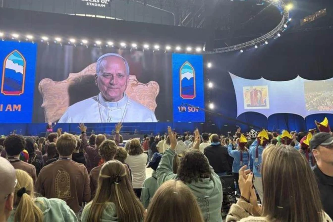 Papa León XIV habla a jóvenes durante un encuentro digital en el Lucas Oil Stadium de Indianápolis