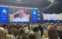 El Papa León XIV habla a jóvenes durante un encuentro digital en el Lucas Oil Stadium de Indianápolis (Estados Unidos) durante la National Catholic Youth Conference (NCYC) 2025, el 21 de noviembre de 2025.