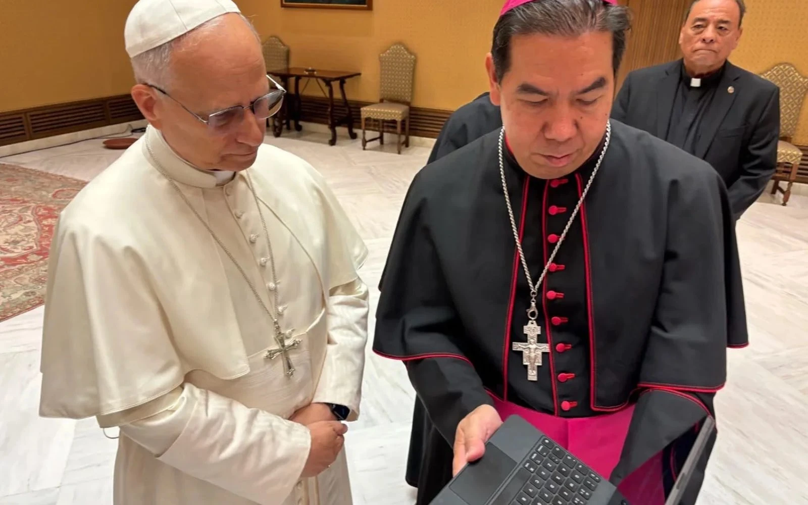 El Papa León XIV mira un video del Hope Border Institute de manos del obispo auxiliar Anthony Celino el 8 de octubre de 2025.?w=200&h=150