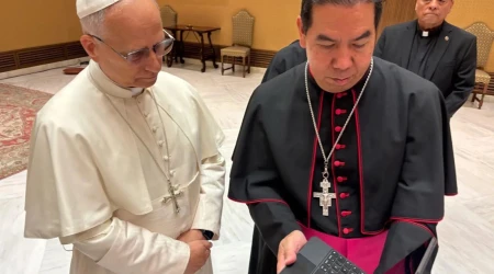 El Papa León XIV mira un video del Hope Border Institute