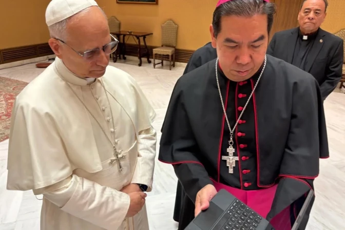 El Papa León XIV mira un video del Hope Border Institute