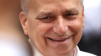 El Papa León XIV saluda a los fieles en la Piazza della Libertà en agosto de 2025.