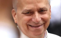 El Papa León XIV saluda a los fieles en la Piazza della Libertà en agosto de 2025.