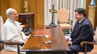 El Papa León XIV se reunió con el gobernador de Illinois (Estados Unidos), JB Pritzker, en noviembre de 2025.