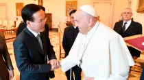 El Papa durante la reunión con el presidente vietnamita Vo Van Thoung en julio de 2023