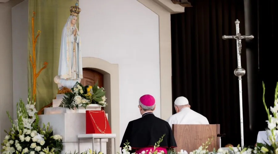 El Papa Francisco ora con profundidad ante la imagen de Nuestra Señora de Fátima. Crédito: Daniel Ibáñez / ACI Prensa?w=200&h=150