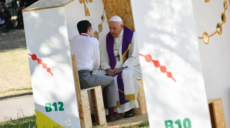 El Papa Francisco confiesa a un joven en la JMJ Lisboa 2023. Crédito: Vatican Media.?w=200&h=150