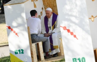 El Papa Francisco confiesa a un joven en la JMJ Lisboa 2023. Cru00e9dito: Vatican Media. 