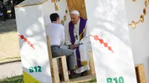El Papa Francisco confiesa a un joven en la JMJ Lisboa 2023. Crédito: Vatican Media.