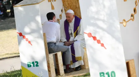 JMJ: El Papa Francisco confiesa durante unos minutos a tres peregrinos