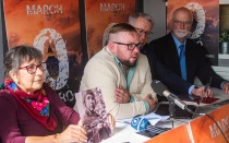 Miembros de la junta directiva de la iniciativa "Ending Clergy Abuse (ECA)" y sobrevivientes ofrecen una conferencia de prensa tras reunirse con el Papa León XIV el 20 de octubre de 2025 en Roma.