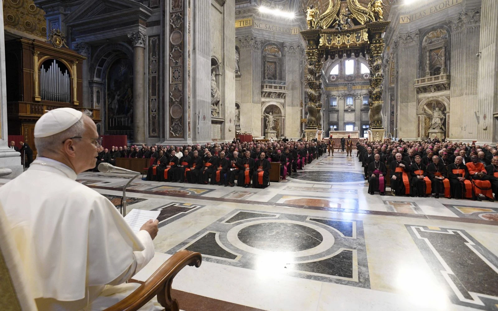 El Papa León XIV habla a los obispos reunidos para el Jubileo de los Obispos el 25 de junio de 2025, en la Basílica de San Pedro en el Vaticano.?w=200&h=150