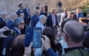 El Papa León XIV responde a preguntas de los medios fuera de Castel Gandolfo, en Italia, el 7 de octubre de 2025. Crédito: Hannah Brockhaus/CNA.