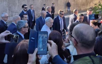 El Papa León XIV responde a preguntas de los medios fuera de Castel Gandolfo, en Italia, el 7 de octubre de 2025.