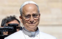 El Papa León XIV sonríe durante su audiencia general el miércoles 28 de mayo de 2025, en la Plaza de San Pedro en el Vaticano.