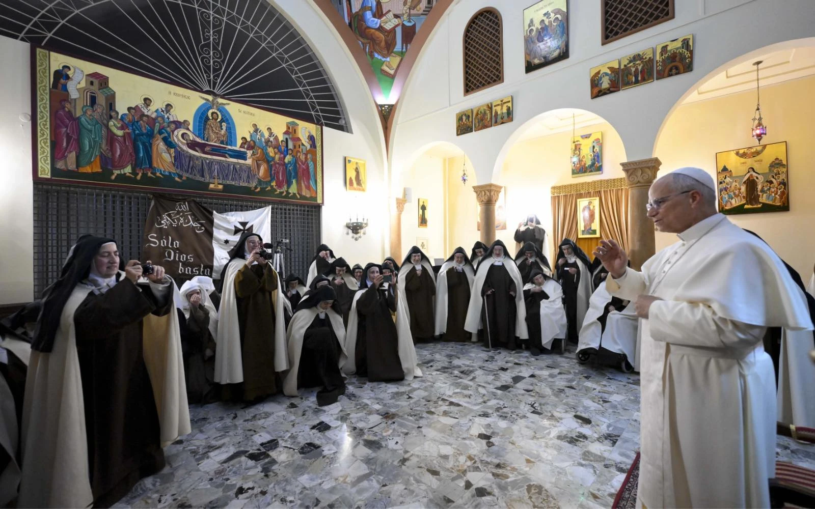 El Papa León XIV imparte la bendición apostólica a las Hermanas Carmelitas de la Theotokos en Harissa, Líbano, a quienes visitó en su primer día en el Líbano el 30 de noviembre de 2025. | Crédito: Vatican Media.