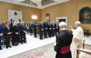 El Papa León XIV da una bendición a los miembros de la Fundación Nacional Ítalo-Americana durante su encuentro el 4 de junio de 2025 en el Vaticano. Crédito: Vatican Media.