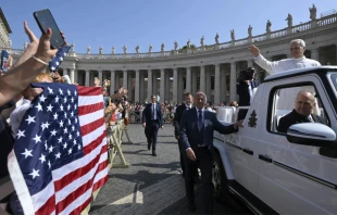 El Papa León XIV saluda mientras el papamóvil pasa junto a una multitud de peregrinos estadounidenses reunidos en la Plaza de San Pedro para la audiencia general del 18 de junio de 2025, en el Vaticano. Crédito: Vatican Media.