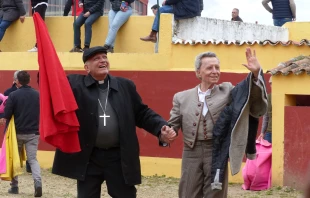 El Cardenal Baltazar Porras y el torero retirado José Ortega Cano dan la vuelta al ruedo en la plaza de tientas de la ganadería Toros Villalpando (Zamora, España). Crédito: Asociación Internacional de Tauromaquia.