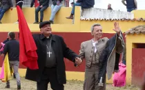 El Cardenal Baltazar Porras y el torero retirado José Ortega Cano dan la vuelta al ruedo en la plaza de tientas de la ganadería Toros Villalpando (Zamora, España).
