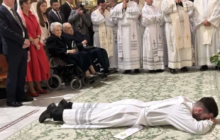 Los abuelos de Gonzalo Portillo asisten a su ordenación sacerdotal en Cartagena (España). Crédito: Diócesis de Cartagena.