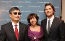 Christian Bale junto a Chen Guancheng. Foto: Michael Ian para Human Rights First.