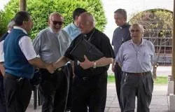 Mons. Ezzati con algunos sacerdotes (foto iglesia.cl)?w=200&h=150