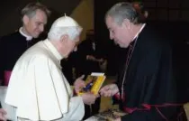Mons. José Antonio Eguren junto al Papa Benedicto XVI