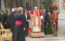 El Papa llega al altar de la Basílica de San Pedro (foto ACI Prensa)