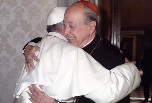 Abrazo del Papa Francisco con el Cardenal Cipriani (Foto Arzobispado de Lima)