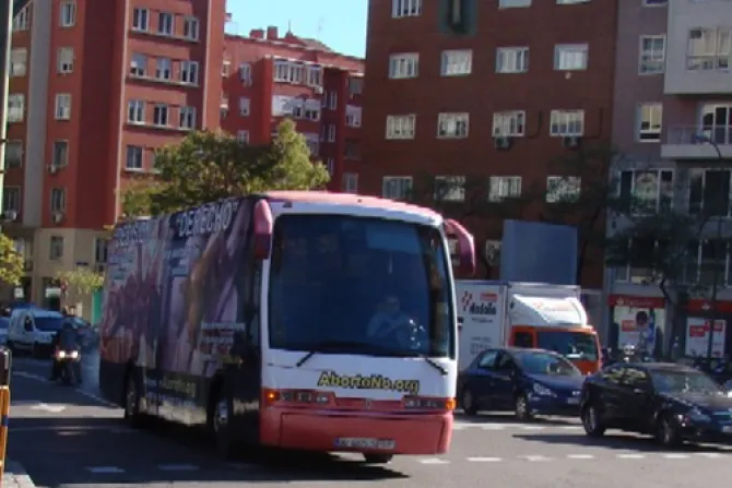 Autobús recorre capital de España exponiendo crueldad del aborto