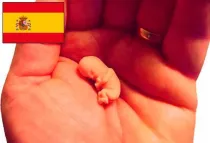 Foto: Bill Davenport (CC BY-SA 3.0). Bandera de España: Pedro A. Gracia Fajardo (CC0 1.0)