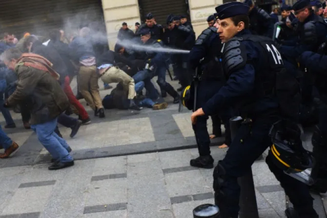 Brutal ataque de policía de Francia contra defensores del matrimonio en marcha pacífica