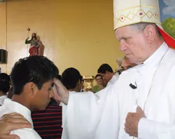 Mons. Adriano Tomasi confiere la confirmación a un joven de "Maranguita" (foto Arzobispado de Lima)?w=200&h=150