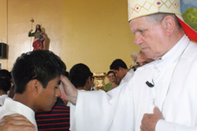 Bautizan y confirman a jóvenes de correccional peruana