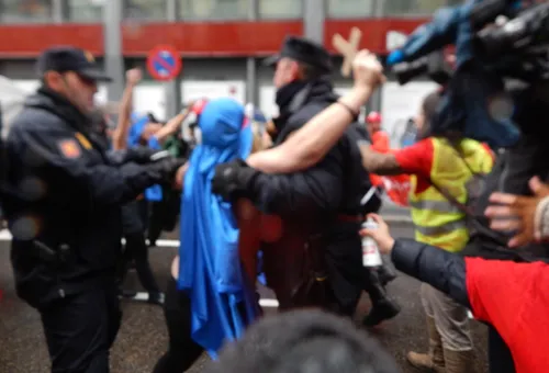 Policía interviniendo a activista de Femen. Foto: ACI Prensa?w=200&h=150