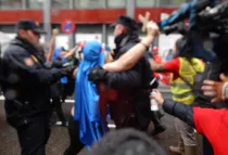 Policía interviniendo a activista de Femen. Foto: ACI Prensa