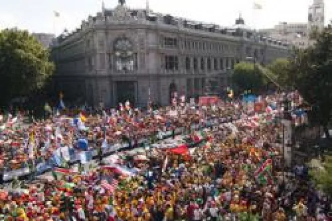 JMJ: Miles de jóvenes esperan al Papa en su recorrido por el centro de Madrid
