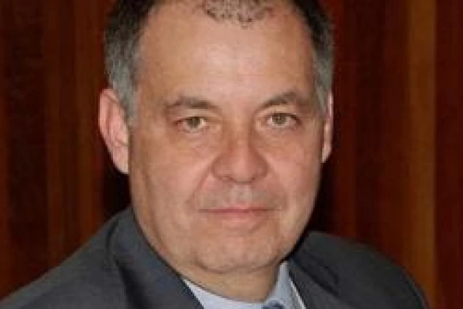 Niños tienen derecho a tener papá y mamá, reitera Procurador en Colombia