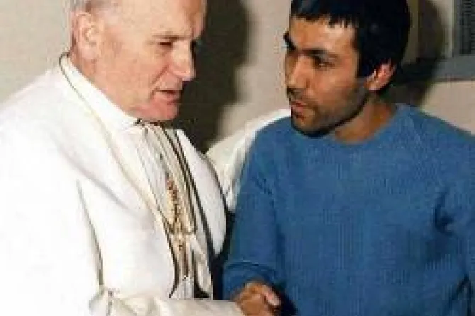 Vaticano desmiente nuevo libro de Alí Agca en el que culpa a líder musulmán de atentado contra Juan Pablo II