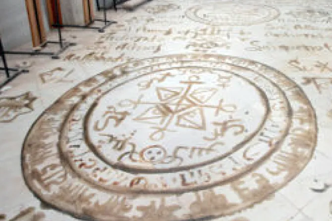 Profanan histórico templo en España con montaje de rito satánico