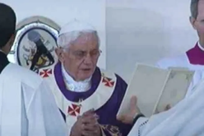 Benedicto XVI asegura que visita a México alegra a Juan Pablo II en el cielo