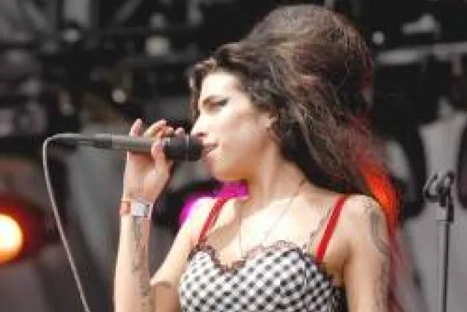 Cardenal del Vaticano escucha a Amy Winehouse para comprender más a jóvenes