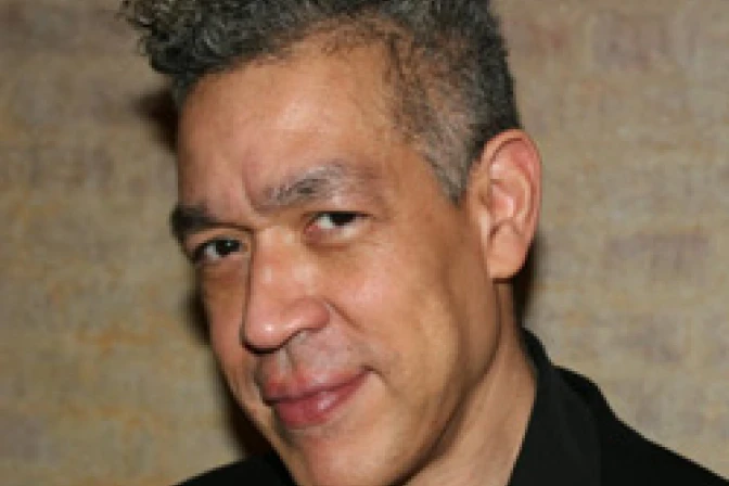 Dañan obra blasfema que muestra Crucifijo sumergido en orina