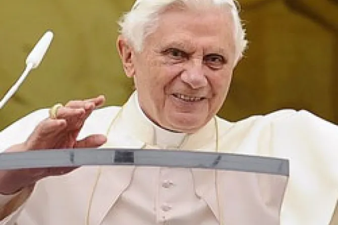 Benedicto XVI recuerda que Dios no obliga a creer y que el amor respeta la libertad